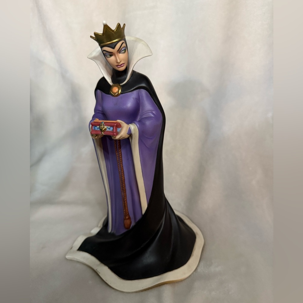 Walt Disney Collec Snow White 60th Anniversary Queen “Bring back her heart…”1997